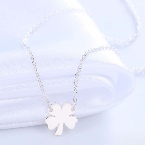 ❤️4 for $20 Sale❤️ Lucky Clover Necklace - Picture 2 of 2